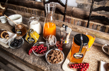 prodotti sul tavolo della colazione a Teramo in Abruzzo produzione di miele Bio Bottega Montecchia