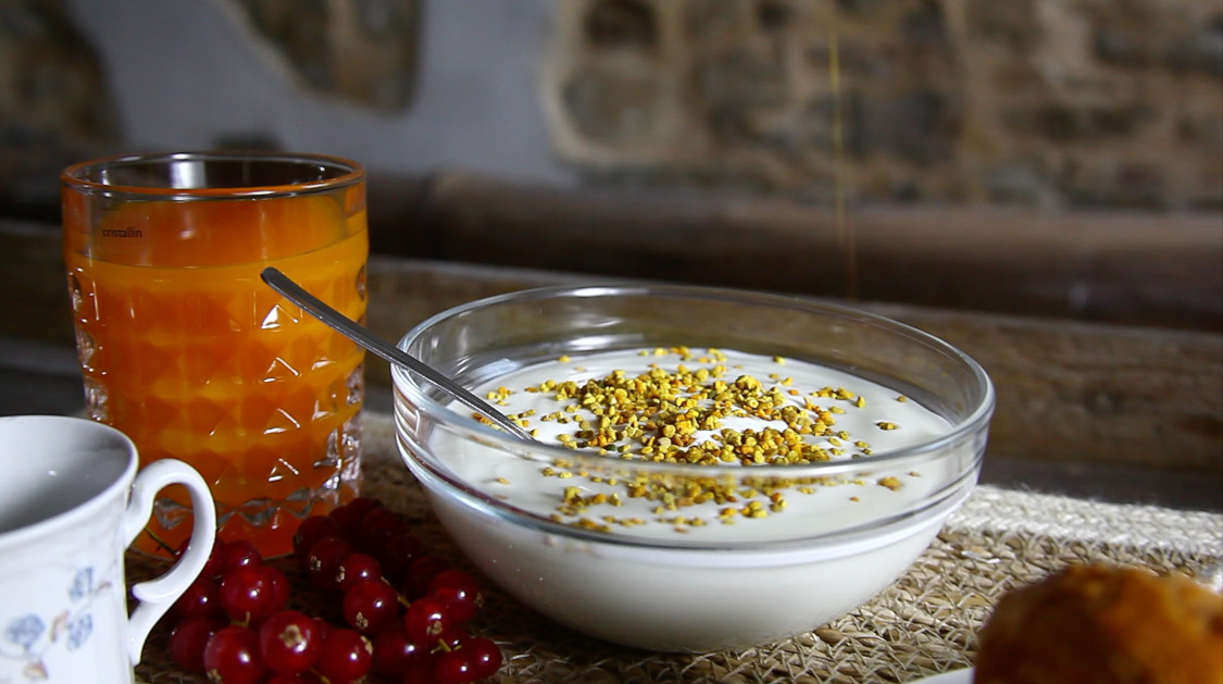 colazione con succo arancia mirtilli yogurt polline millefiori biologico senza trattamenti Bottega Montecchia a Teramo in Abruzzo