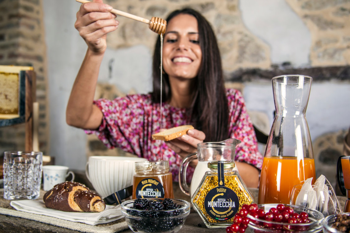 ragazza fa colazione con il miele e polline senza trattamenti Bottega Montecchia a Teramo in Abruzzo