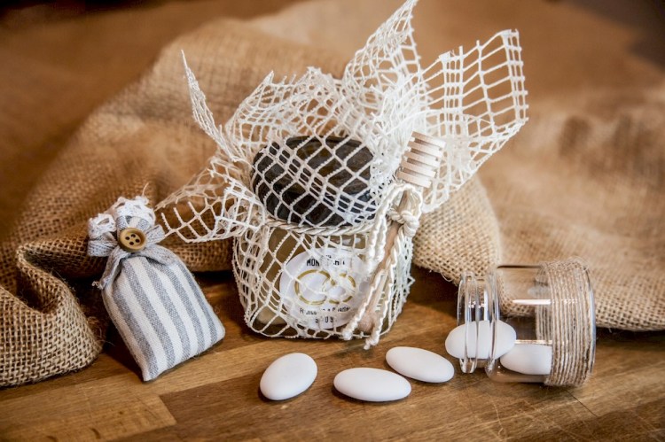 bomboniere di miele per matrimoni battesimi comunioni cresime compleanni realizzate con il miele e polline millefiori biologico senza trattamenti Bottega Montecchia a Teramo in Abruzzo